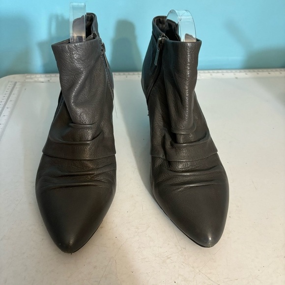 Kenneth Cole Reaction women’s grey pointed toe ankle  booties in size 9.5 - Picture 2 of 12